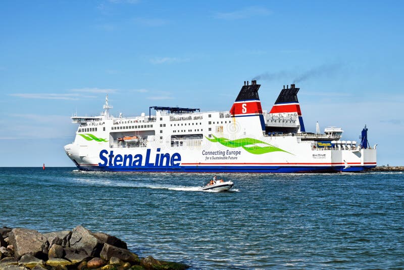 De veerboot Skane van de scheepvaartmaatschappij Stena Line verlaat de haven van Rostock Duitsland royalty-vrije stock fotografie De veerboot Skane van de scheepvaartmaatschappij Stena Line verlaat de haven van Rostock Duitsland royalty-vrije stock fotografie