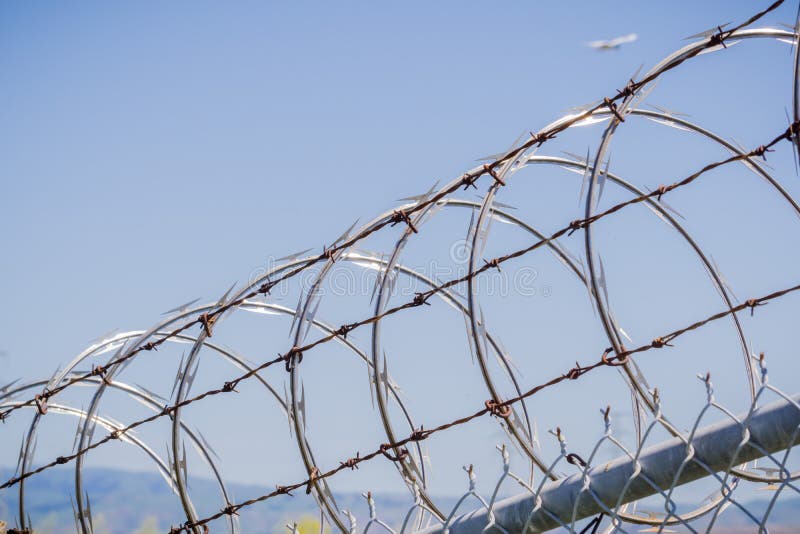 De veiligheidsomheining van het scheermesprikkeldraad, Californië stock afbeeldingen De veiligheidsomheining van het scheermesprikkeldraad, Californië stock afbeeldingen