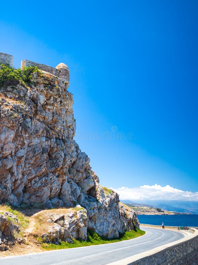 De Venetiaanse vesting van Fortezza op de heuvel bij de oude stad van Rethimno, Kreta, Griekenland royalty-vrije stock foto's De Venetiaanse vesting van Fortezza op de heuvel bij de oude stad van Rethimno, Kreta, Griekenland royalty-vrije stock foto's