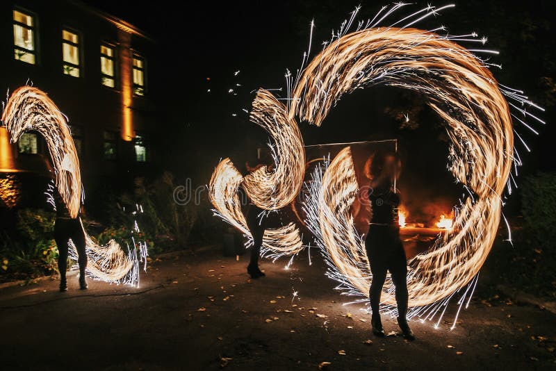 De verbazende brand toont bij nacht bij festival of huwelijkspartij Brand DA