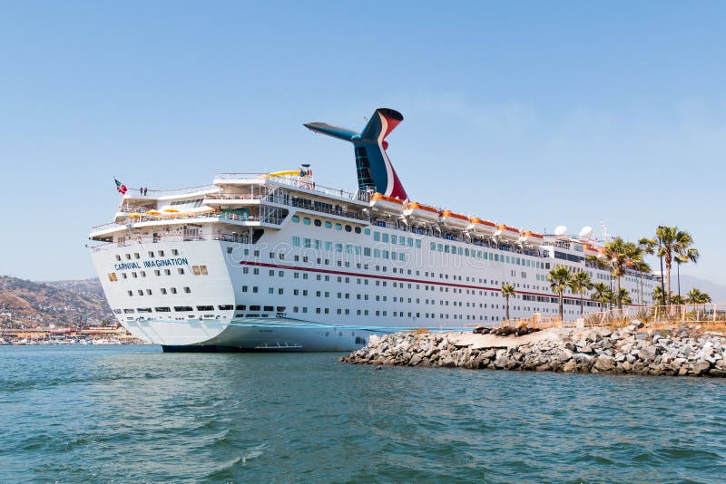 De Verbeelding van het cruiseschip in de Haven van Ensenada wordt gedokt die stock afbeelding De Verbeelding van het cruiseschip in de Haven van Ensenada wordt gedokt die stock afbeelding