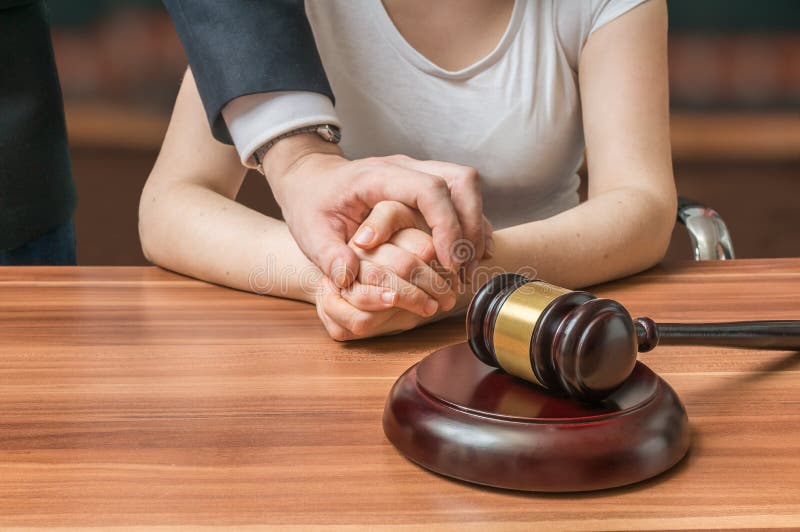 De verdediger of de advocaat verdedigen beschuldigde onschuldige vrouw Wettelijk hulp en hulpconcept royalty-vrije stock fotografie De verdediger of de advocaat verdedigen beschuldigde onschuldige vrouw Wettelijk hulp en hulpconcept royalty-vrije stock fotografie
