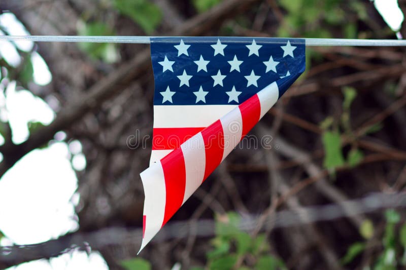 De vereenvoudigde vlag met Amerikaanse kleuren met rode strepen en de witte sterren op blauwe achtergrond hangingfrom voeren royalty-vrije stock foto's De vereenvoudigde vlag met Amerikaanse kleuren met rode strepen en de witte sterren op blauwe achtergrond hangingfrom voeren royalty-vrije stock foto's