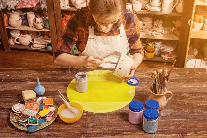 De verf van de vrouwenpottenbakker stock foto De verf van de vrouwenpottenbakker stock foto