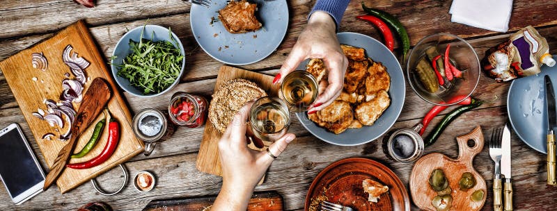 De vergaderingsvrienden bij Kerstmis dienen in Traditionele Amerikaanse sandwiches en ongezuurde broodjes, bier en wijn royalty-vrije stock afbeeldingen De vergaderingsvrienden bij Kerstmis dienen in Traditionele Amerikaanse sandwiches en ongezuurde broodjes, bier en wijn royalty-vrije stock afbeeldingen