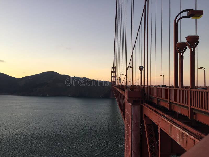 De verhalen van het zonsondergangtraliewerk in golden gate bridge, San Francisco California in 28 augustus 2016 royalty-vrije stock foto De verhalen van het zonsondergangtraliewerk in golden gate bridge, San Francisco California in 28 augustus 2016 royalty-vrije stock foto