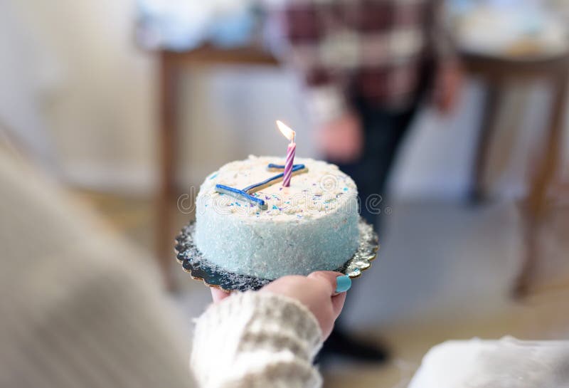 Download De Verjaardagscake Van De Vrouwenholding Met Nummer 1 En Kaars Stock Afbeelding - Afbeelding bestaande uit kind, close: 107706651