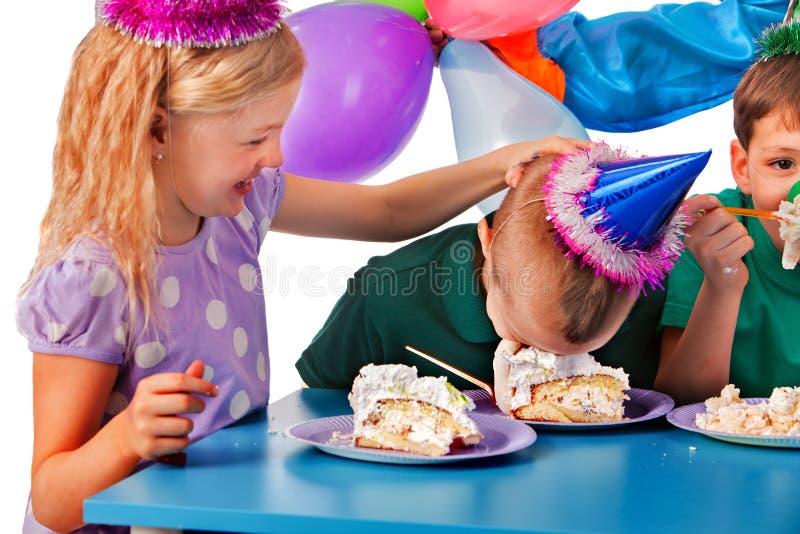 De verjaardagskinderen vieren partij en samen het eten van cake op plaat stock afbeelding De verjaardagskinderen vieren partij en samen het eten van cake op plaat stock afbeelding