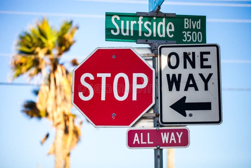 De verkeersteken, houden al manier en één manier, en het teken van Surfside tegen Blvd