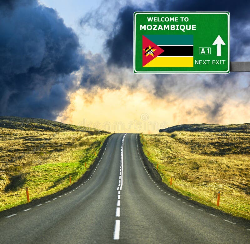 De verkeersteken van Mozambique tegen duidelijke blauwe hemel royalty-vrije stock afbeelding De verkeersteken van Mozambique tegen duidelijke blauwe hemel royalty-vrije stock afbeelding
