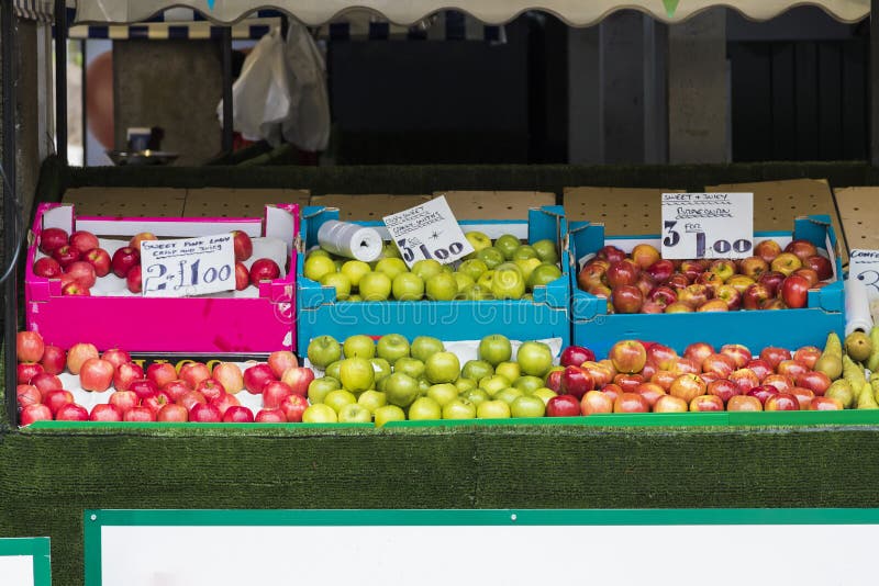 De verkopende appelen van de marktkruk royalty-vrije stock foto's De verkopende appelen van de marktkruk royalty-vrije stock foto's