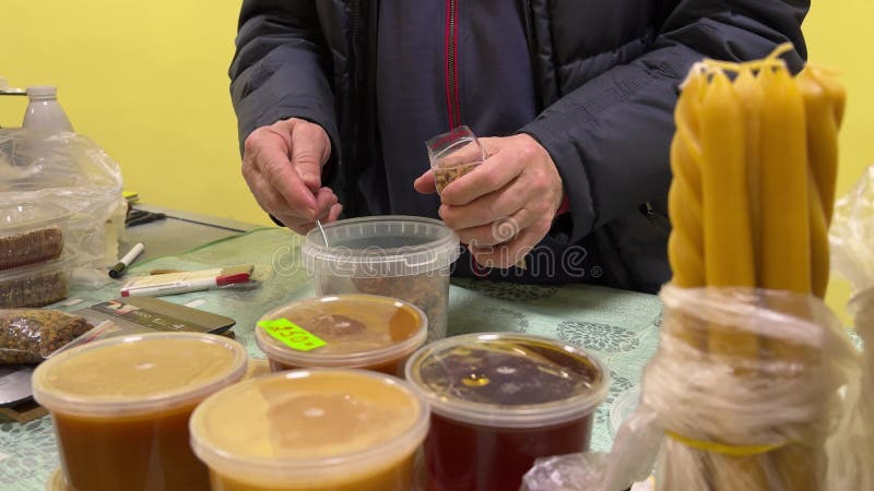 De verkopers vullen de bijen perga in , de zogenaamde ambrosia in een plastic verpakking .. bovenaanzicht. sm