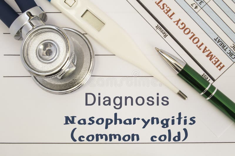 De verkoudheid van diagnosenasopharyngitis De stethoscoop, elektronische thermometer, geduldig bloedonderzoek vloeit liggend op m stock afbeelding De verkoudheid van diagnosenasopharyngitis De stethoscoop, elektronische thermometer, geduldig bloedonderzoek vloeit liggend op m stock afbeelding
