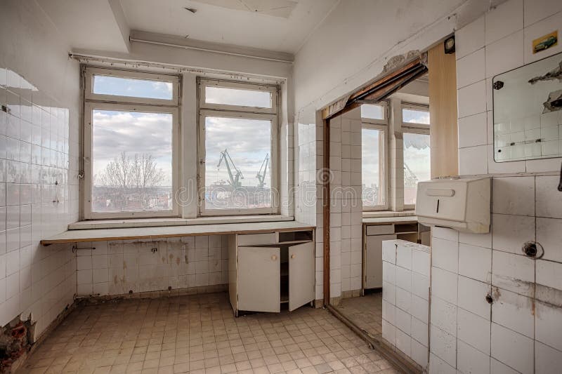 De verlaten en vergeten het ziekenhuisbouw royalty-vrije stock afbeeldingen De verlaten en vergeten het ziekenhuisbouw royalty-vrije stock afbeeldingen
