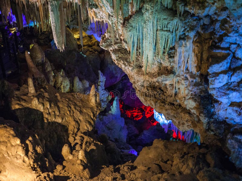De verlichte Stalactieten en de stalagmieten in Ngilgi hollen binnen Yallingup uit stock foto De verlichte Stalactieten en de stalagmieten in Ngilgi hollen binnen Yallingup uit stock foto
