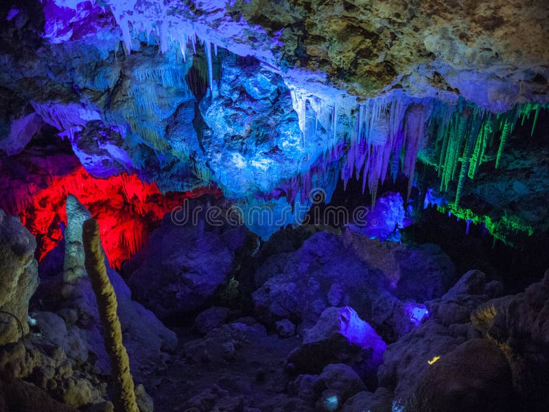De verlichte Stalactieten en de stalagmieten in Ngilgi hollen binnen Yallingup uit royalty-vrije stock foto De verlichte Stalactieten en de stalagmieten in Ngilgi hollen binnen Yallingup uit royalty-vrije stock foto