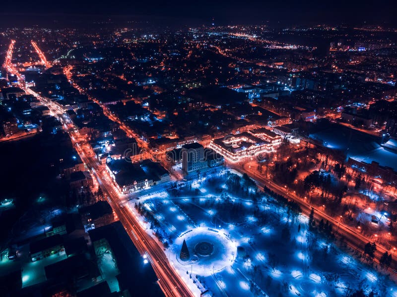 De verlichtingscityscape Siberië, Rusland van Tomsk nigth Tom River stock fotografie De verlichtingscityscape Siberië, Rusland van Tomsk nigth Tom River stock fotografie