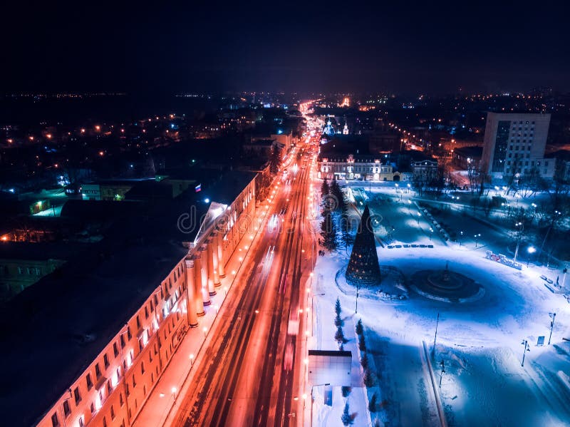 De verlichtingscityscape Siberië, Rusland van Tomsk nigth Tom River stock fotografie De verlichtingscityscape Siberië, Rusland van Tomsk nigth Tom River stock fotografie
