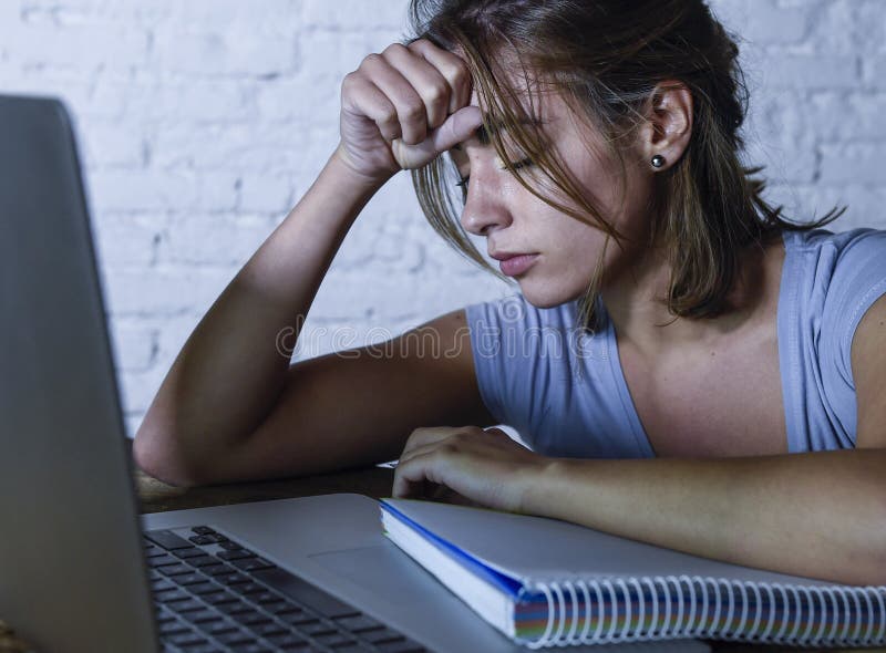 De vermoeide studentenvrouw die aan laptop computer met blocnotegevoel werken frustreerde en putte het bestuderen voor examen uit royalty-vrije stock foto's De vermoeide studentenvrouw die aan laptop computer met blocnotegevoel werken frustreerde en putte het bestuderen voor examen uit royalty-vrije stock foto's
