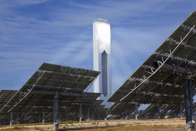 De vernieuwbare Groene Comités van de Toren & van de Spiegel van de Energie Zonne royalty-vrije stock afbeeldingen De vernieuwbare Groene Comités van de Toren & van de Spiegel van de Energie Zonne royalty-vrije stock afbeeldingen