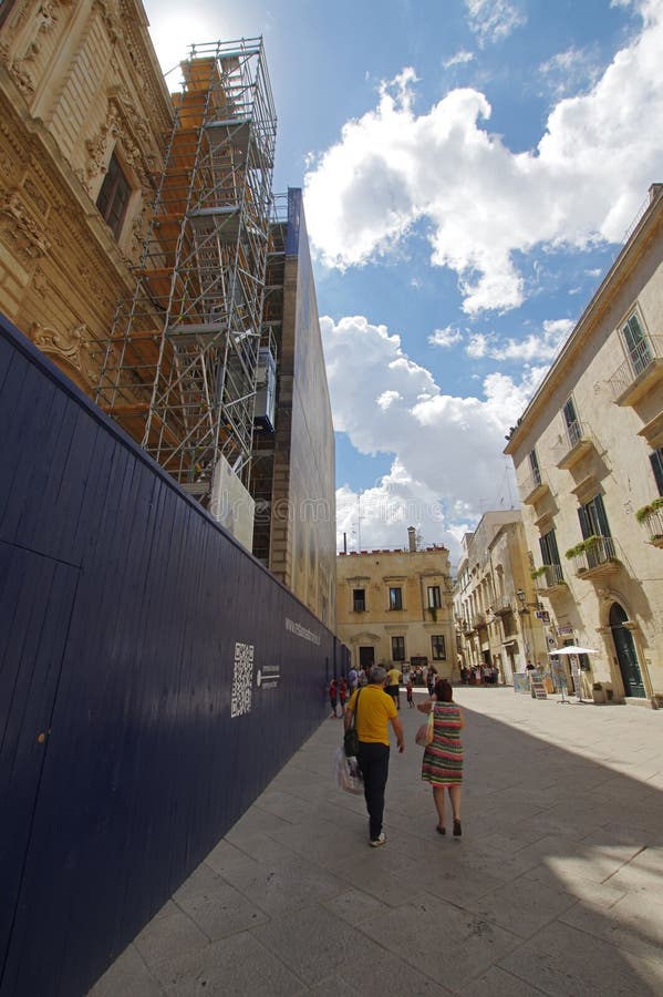 De de vernieuwingswerken van basiliekdi Santa Croce in Lecce, Italië royalty-vrije stock afbeelding De de vernieuwingswerken van basiliekdi Santa Croce in Lecce, Italië royalty-vrije stock afbeelding