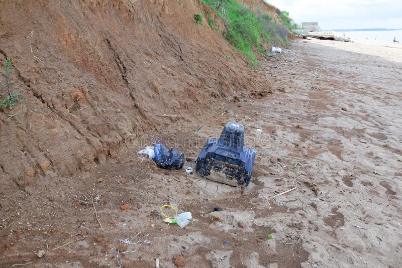 De verontreinigde van Overzeese Plastic Fles Afvaltv op Strandkust royalty-vrije stock fotografie De verontreinigde van Overzeese Plastic Fles Afvaltv op Strandkust royalty-vrije stock fotografie