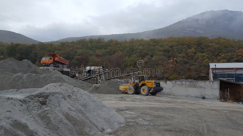 de verpletterde aard van de het materiaalsteengroeve van het rotsfluitje stock afbeelding de verpletterde aard van de het materiaalsteengroeve van het rotsfluitje stock afbeelding