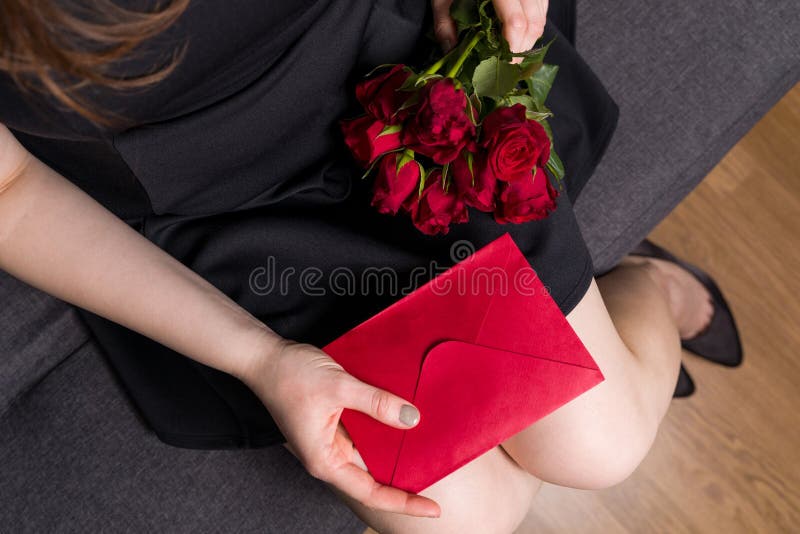 De verrassing van de valentijnskaartendag, mooie vrouw die rode rozen en rood envelopbericht houden stock afbeelding De verrassing van de valentijnskaartendag, mooie vrouw die rode rozen en rood envelopbericht houden stock afbeelding
