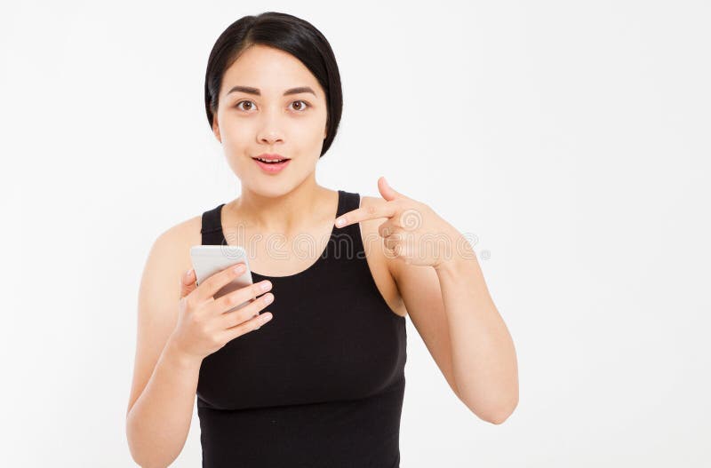 De verraste emotionele Aziatische telefoon van de meisjesgreep en gerichte die hand op witte achtergrond wordt geïsoleerd stock afbeelding De verraste emotionele Aziatische telefoon van de meisjesgreep en gerichte die hand op witte achtergrond wordt geïsoleerd stock afbeelding