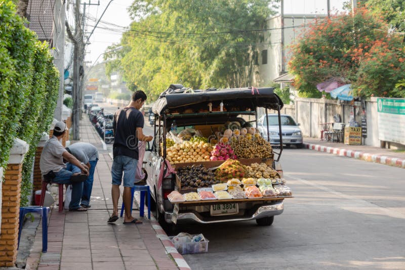 De vers fruitverkopers treffen om vroeg in de ochtend op een straat in Pattaya handel te drijven voorbereidingen royalty-vrije stock foto's De vers fruitverkopers treffen om vroeg in de ochtend op een straat in Pattaya handel te drijven voorbereidingen royalty-vrije stock foto's