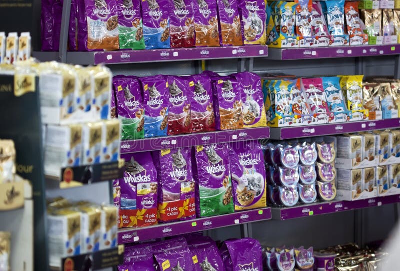 De verse brokken van het kattenvoedsel royalty-vrije stock afbeeldingen De verse brokken van het kattenvoedsel royalty-vrije stock afbeeldingen