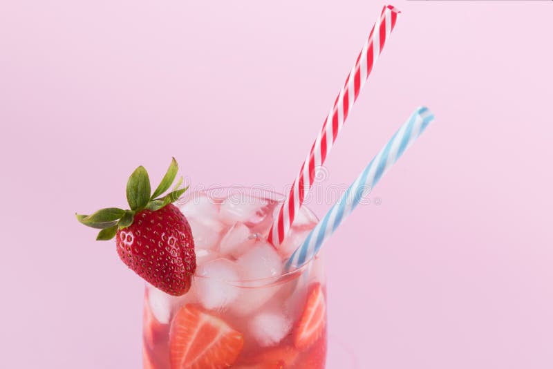 De de verse cocktail en ijsblokjes van de aardbeizomer Glas met aardbei, ijs en wijn - aardbeisangria op een pastelkleurroze stock afbeeldingen De de verse cocktail en ijsblokjes van de aardbeizomer Glas met aardbei, ijs en wijn - aardbeisangria op een pastelkleurroze stock afbeeldingen