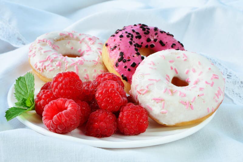 De verse de frambozenvanille en framboos brachten minidonuts met bovenste laagje op smaak royalty-vrije stock afbeeldingen De verse de frambozenvanille en framboos brachten minidonuts met bovenste laagje op smaak royalty-vrije stock afbeeldingen