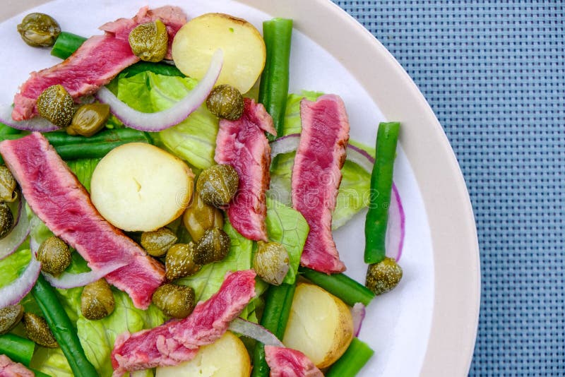 De verse Gezonde Zeldzame Salade van het Rundvleeslapje vlees stock afbeelding De verse Gezonde Zeldzame Salade van het Rundvleeslapje vlees stock afbeelding