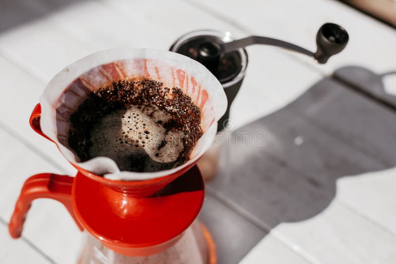 De verse koffie van de ochtendfilter in dripper royalty-vrije stock foto De verse koffie van de ochtendfilter in dripper royalty-vrije stock foto