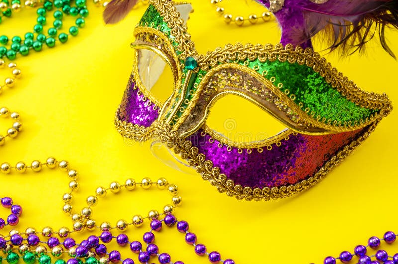 De vette Dinsdag traditionele toebehoren en het concept van Mardi Gras Carnaval als thema hebben met dichte omhooggaand op een ho