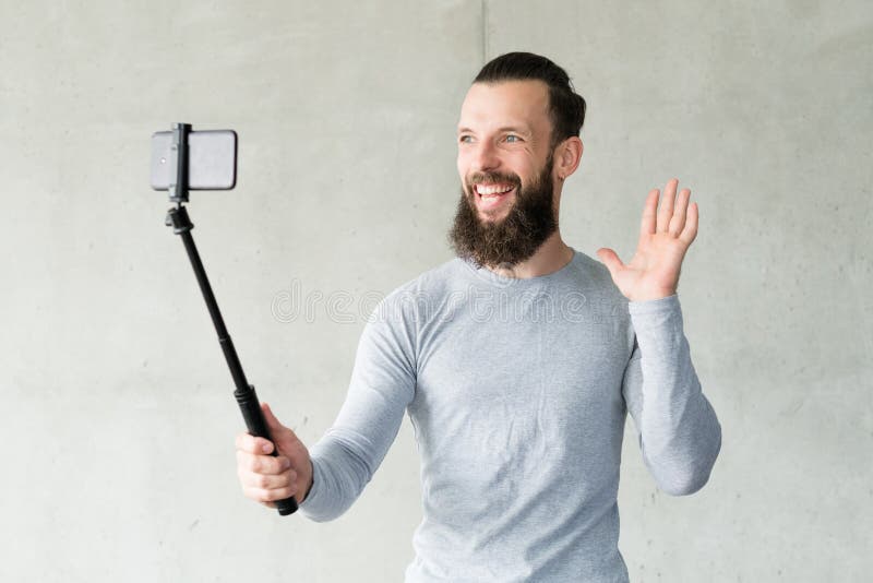De video van de de mensen selfie telefoon van de Bloggercamera monopod stock afbeelding De video van de de mensen selfie telefoon van de Bloggercamera monopod stock afbeelding