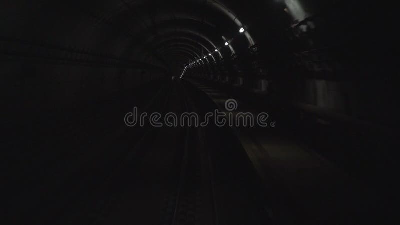 De video van de tijdspanne van snelle generaal/hoge snelheidsmetro die zich door donkere tunnel 3840 x 2160 bewegen