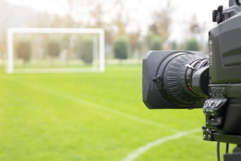 De videocamera zette op de rug van voetbaldoel voor uitzending op TV-sportkanaal het voetbalprogramma kan niet uitgevend in studi