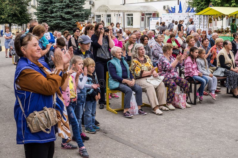 De viering van Dag van honing in de Russische stad van Medyn, Kaluga-gebied op 14 Augustus, 2016