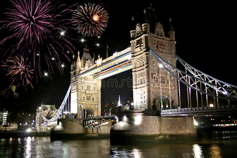 De viering van het vuurwerk over torenbrug royalty-vrije stock fotografie De viering van het vuurwerk over torenbrug royalty-vrije stock fotografie