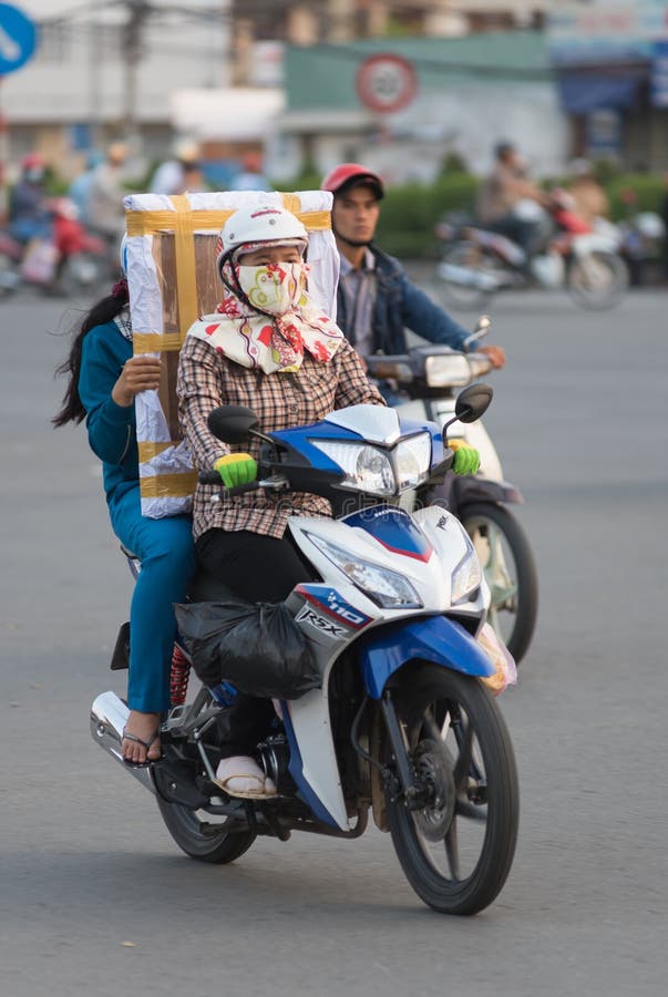 De Vietnamese motorrijder drijft rechthoekig pakket stock fotografie De Vietnamese motorrijder drijft rechthoekig pakket stock fotografie