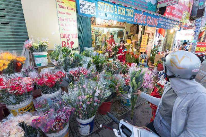 De Vietnamese motorrijder koopt bloemen royalty-vrije stock afbeeldingen De Vietnamese motorrijder koopt bloemen royalty-vrije stock afbeeldingen