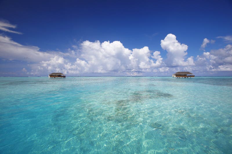 De villa's van het water en tropische lagune, de Indische Maldiven, royalty-vrije stock fotografie De villa's van het water en tropische lagune, de Indische Maldiven, royalty-vrije stock fotografie