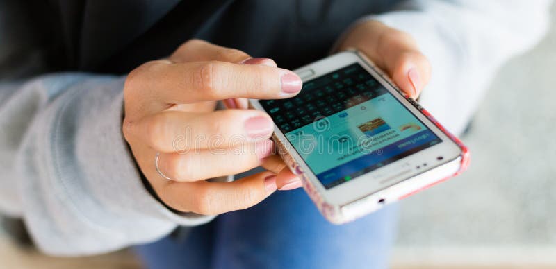 De vinger van het meisje wat betreft het scherm op mobiele telefoon stock afbeelding De vinger van het meisje wat betreft het scherm op mobiele telefoon stock afbeelding