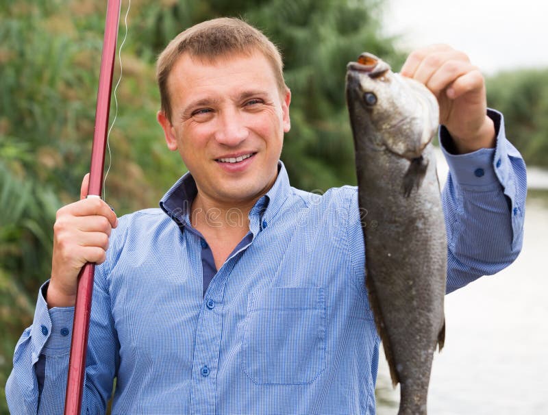 De Vissen Van De Mensenholding Na Visserij Stock Afbeelding Image of