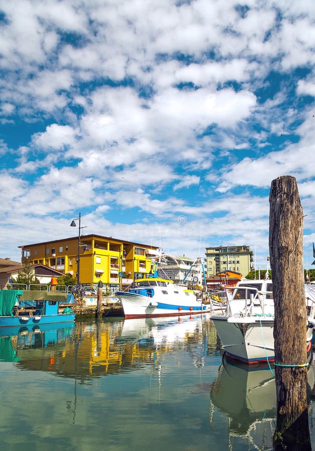 De visserij van laarzen langs het dok in Caorle, Italië ADRIATISCHE OVERZEES stock afbeeldingen De visserij van laarzen langs het dok in Caorle, Italië ADRIATISCHE OVERZEES stock afbeeldingen