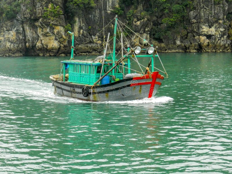 De vissersboot op Ha snakt Baai, Vietnam royalty-vrije stock fotografie De vissersboot op Ha snakt Baai, Vietnam royalty-vrije stock fotografie