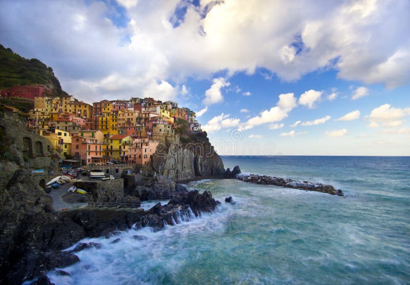 Vissersdorp Manarola in Cinque Terre, Italië stock afbeelding