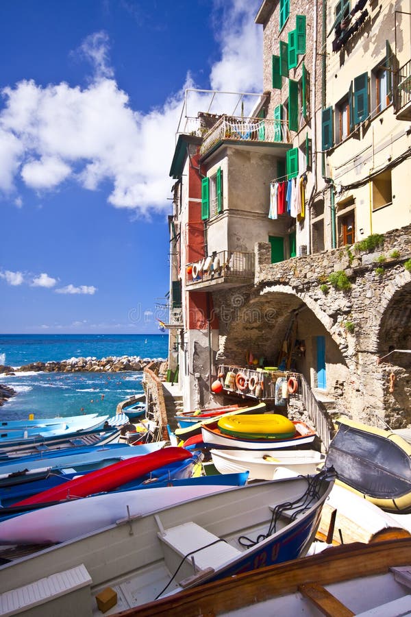 Vissersdorp Riomaggiore in Cinque Terre stock afbeelding